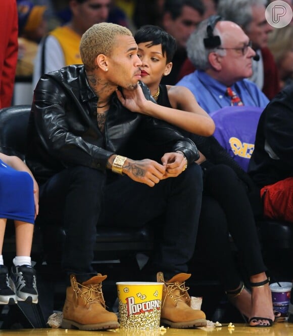 Rihanna faz carinho em Chris Brown em jogo de basquete