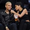 Rihanna é uma namorada zelosa e ajeita roupa do namorado, Chris Brown