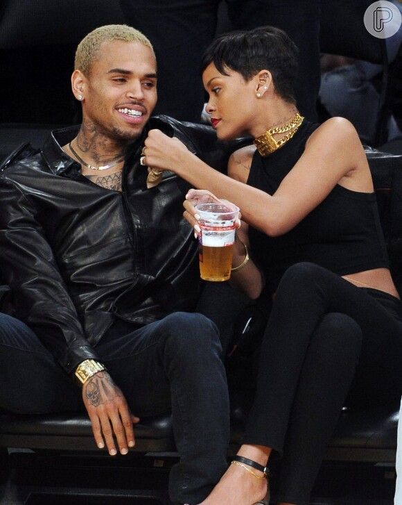 Rihanna é uma namorada zelosa e ajeita roupa do namorado, Chris Brown