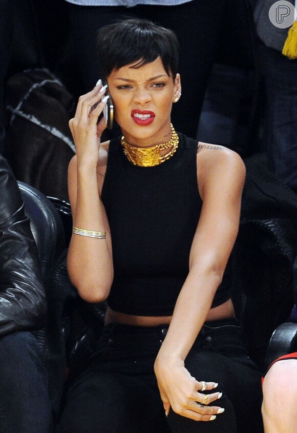 Rihanna faz cara feia ao falar no celular