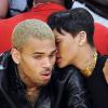 Rihanna fala no ouvidinho de Chris Brown