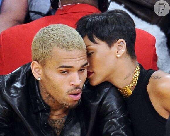 Rihanna fala no ouvidinho de Chris Brown