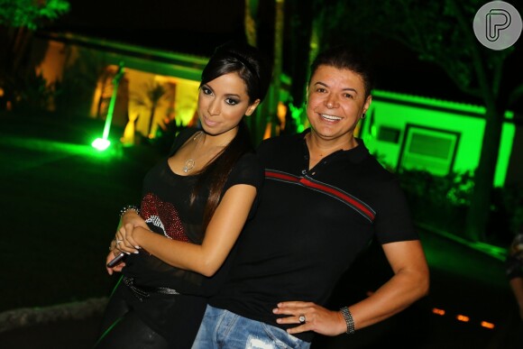 Anitta e David Brazil posam juntos na festa de aniversário de Paulo Gustavo na Sociedade Hípica do Rio de Janeiro, na Lagoa