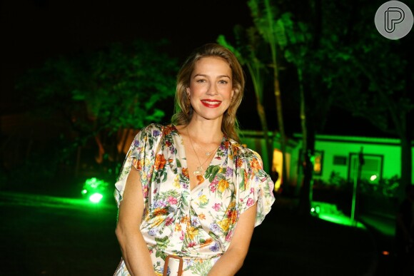 Luana Piovani posou, sorridente, para foto na festa de aniversário de Paulo Gustavo