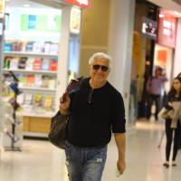 Antonio Fagundes demonstra simpatia ao perceber paparazzo em aeroporto