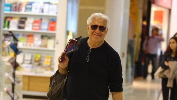 Antonio Fagundes demonstra simpatia ao perceber paparazzo em aeroporto