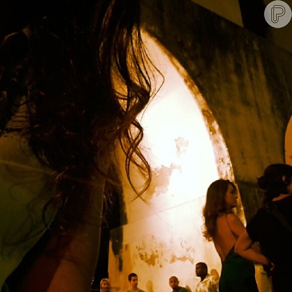 Cláudia Abreu usou um vestido com um grande decote nas costas durante a filmagem de uma das transições de 'Rio Eu Te Amo'