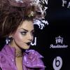 Giovanna Lancellotti usa maquiagem carregada para festa a fantasia