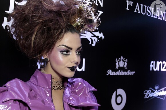 Giovanna Lancellotti usa maquiagem carregada para festa a fantasia