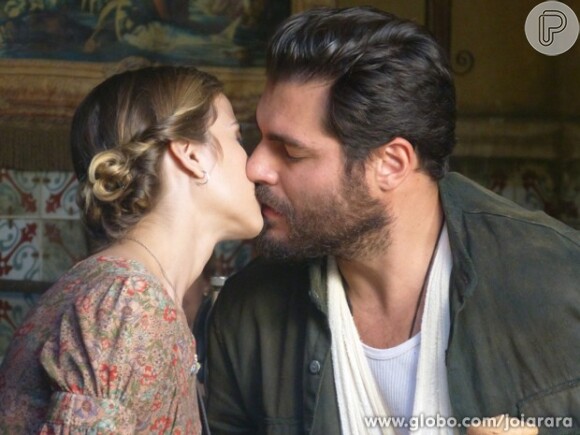 Toni (Thiago Lacerda) pede Hilda (Luiza Valdetaro) em casamento, pensando que seu nome é Célia e que ela é apenas uma simples camareira, em 'Joia Rara', em 11 de novembro de 2013