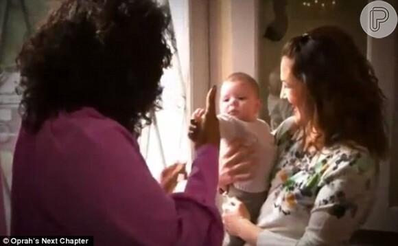 Drew mostrou a primeira filha, Olive, à apresentadora Oprah Winfrey em seu programa