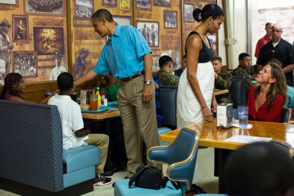 Barack Obama e Michelle Obama conversam com famílias de militares, em 25 de dezembro de 2012
