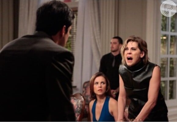 Edith (Bárbara Paz) revela a homossexualidade de Félix (Mateus Solano) e faz um escândalo, em 'Amor à Vida'