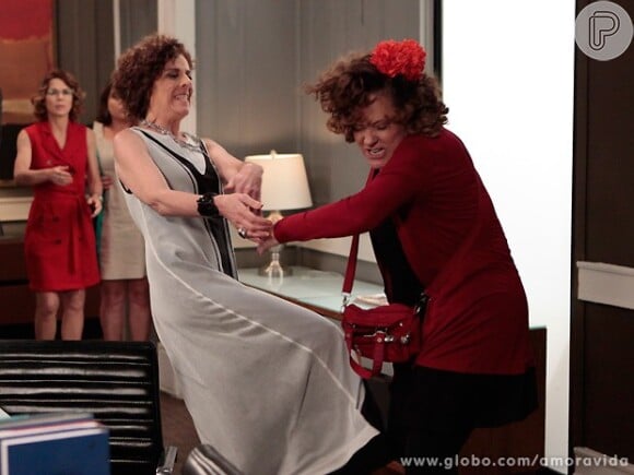 Márcia (Elizabeth Savala) e Vega (Christiane Tricerri) saem no tapa por causa de Atílio (Luis Melo), em 'Amor à Vida'