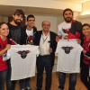 Thiago Larceda, Marcius Melhem e Ricardo Pereira posam para fotos e mostram que são fãs do Flamengo