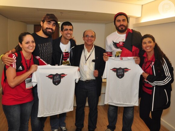 Thiago Larceda, Marcius Melhem e Ricardo Pereira posam para fotos e mostram que são fãs do Flamengo
