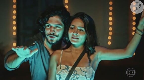 Em 'Velho Chico', Iolanda (Christiane Torloni) lê a mão de Olívia (Giullia Buscacio) e prevê beijo entre ela e Miguel (Gabriel Leone)