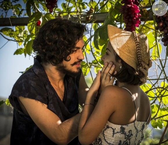 Em 'Velho Chico', Iolanda (Christiane Torloni) lê a mão de Olívia (Giullia Buscacio) e prevê beijo entre ela e Miguel (Gabriel Leone)