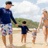 Wesley Safadão passeia com a mulher, Thyane Dantas, e os filhos: Yhudy, de 5 anos, e Ysis, de 1, em uma praia