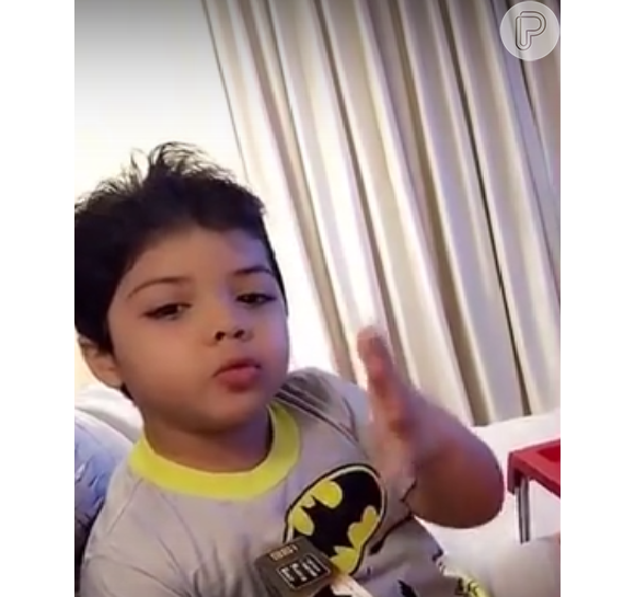 Yhudy Lima, de 5 anos, filho de Wesley Safadão, é fã de Batman, faz bolo de chocolate, joga bola na praia, monta quebra-cabeça com os amigos e mostra tudo isso no seu canal no Youtube