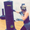 Ex-BBB Aline Gotschalg suou a camisa fazendo aula de boxe em uma academia carioca
