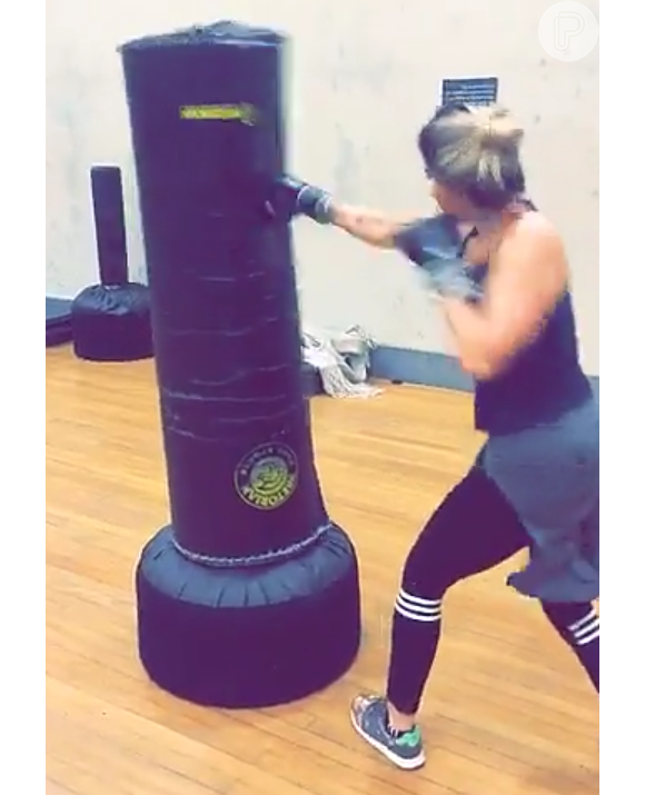 Ex-BBB Aline Gotschalg suou a camisa fazendo aula de boxe em uma academia carioca