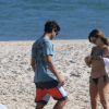 Isis Valverde curte praia aos beijos com o namorado, André Resende, nesta terça-feira, dia 05 de julho de 2016