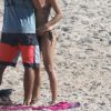 Isis Valverde beija muito o namorado, André Resende, na praia do Grumari