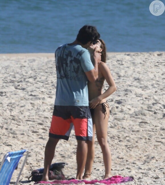 Isis Valverde beija muito o namorado, André Resende, na praia do Grumari