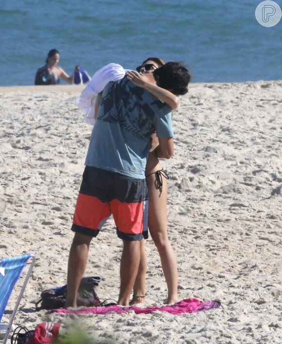 Isis Valverde troca carinhos com o namorado, André Resende na praia