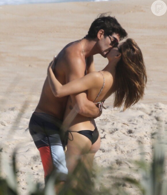 Isis Valverde curte praia aos beijos com o namorado, André Resende, nesta terça-feira, dia 05 de julho de 2016