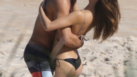 Isis Valverde curte praia aos beijos com o namorado, André Resende. Fotos!