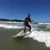 Leandro Hassum vem mostrando seus novos hábitos saudáveis, como a prática do surfe