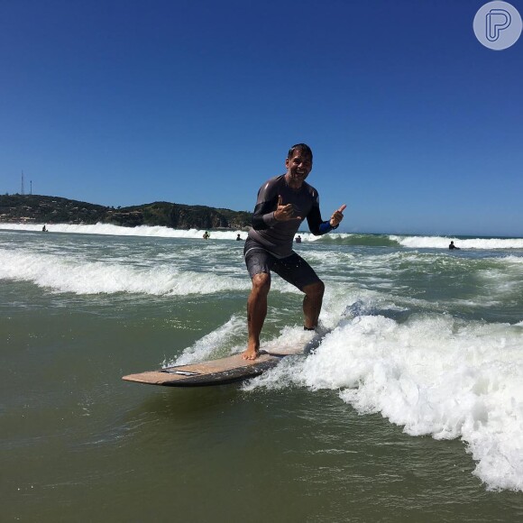 Leandro Hassum vem mostrando seus novos hábitos saudáveis, como a prática do surfe