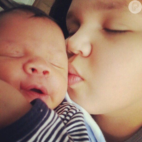 Simony fotografou Aysha dando um beijo no irmão mais novo, Anthony e compartilhou a foto no Instagram