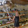 Carolina Dieckmann aposta em look de couro e botas over the knee em inauguração de loja em São Paulo, nesta quarta-feira, 6 de julho de 2016