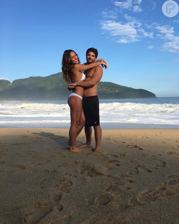 Sabrina Sato publicou foto com o namorado, Duda Nagle, na praia: 'Gosto mais que sorvete de chocolate', nesta quarta-feira, 6 de julho de 2016