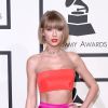 Taylor Swift usou um vestido valorizou o busto pequeno durante o Grammy