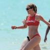 Taylor Swift usou um biquíni vermelho que destacou as novas curvas