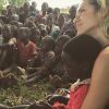 Giovanna Ewbank e Bruno Gagliasso posam constantemente com crianças na África, onde participam de trabalho social em uma ONG