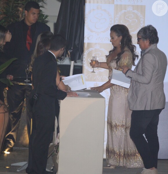 Solange Couto chega a Mansão Carioca, no Alto da Boa Vista, no Rio de Janeiro, para a festa do seus 60 anos