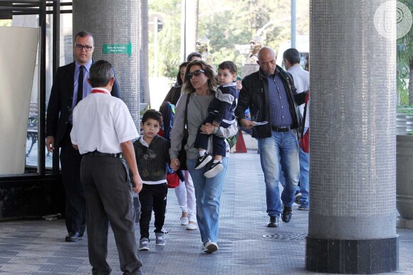 Wanessa passou pelo Aeroporto de Congonhas com os filhos, José Marcus e João Francisco