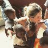Giovanna Ewbank posa rodeada de crianças em ONG na África