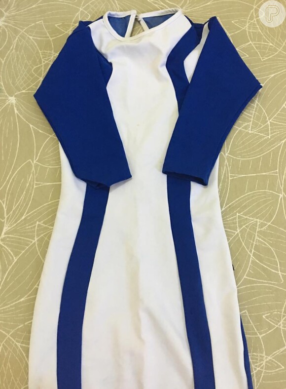 Ex-BBB Munik está vendendo esse vestido com detalhe azul por R$ 80,00