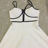 Ex-BBB está vendendo esse vestido branco com detalhe preto por R$ 60,00