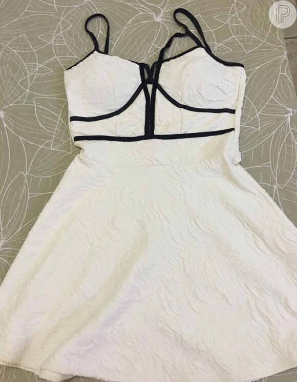 Ex-BBB está vendendo esse vestido branco com detalhe preto por R$ 60,00