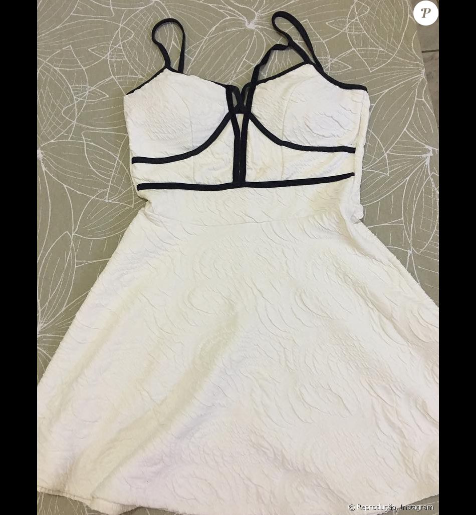 vestido branco com detalhe preto