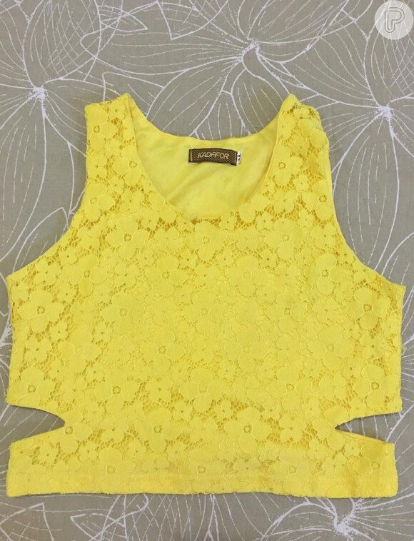 Ex-BBB Munik está vendendo esse cropped amarelo por R$ 30,00