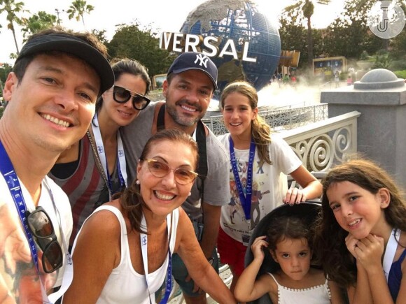 Rodrigo Faro está de férias com a mulher, Vera Viel, e as três filhas, Helena, Maria e Clara, em Orlando, nos Estados Unidos