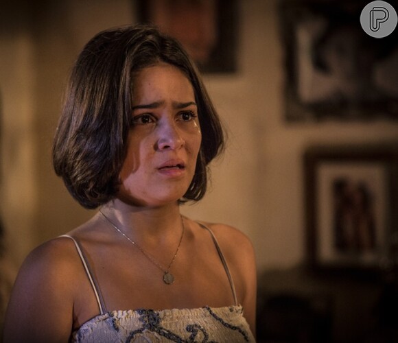 Olívia (Giullia Buscaccio) vê Miguel (Gabriel Leone) e Sophie (Yara Charry) aos beijos pela fresta da porta e fica arrasada, na novela 'Velho Chico', em julho de 2016